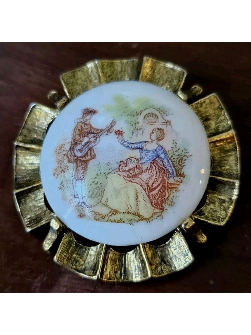 Vtg Gold Tone Pin Brooch Center Ceramic Couple